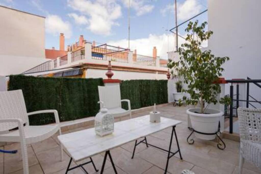 Castilla Triana Courtyard By Valcambre Sevilla Eksteriør bilde